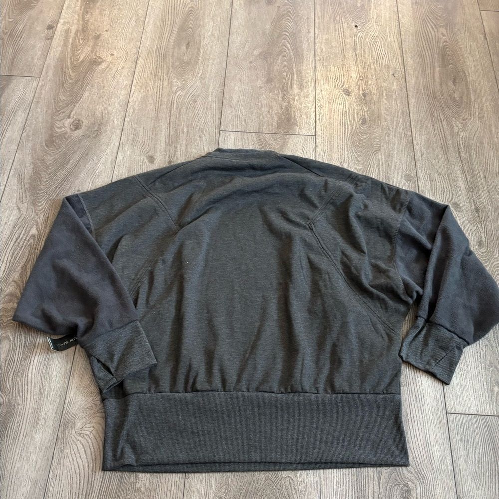Tahari sport woman’s pull over sweater - Picture 2 of 3